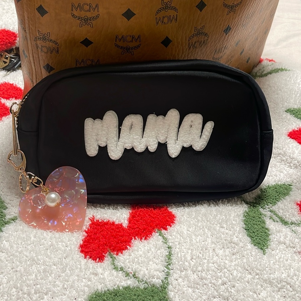 Mama pouch! Very cute. Brand new. Comes with key chain heart